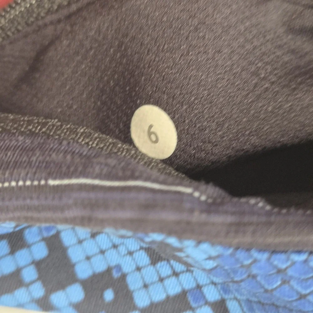 Lululemon Speed Crop Cyber Stripe Size 6 Naval Blue‎ Black Leggings Women